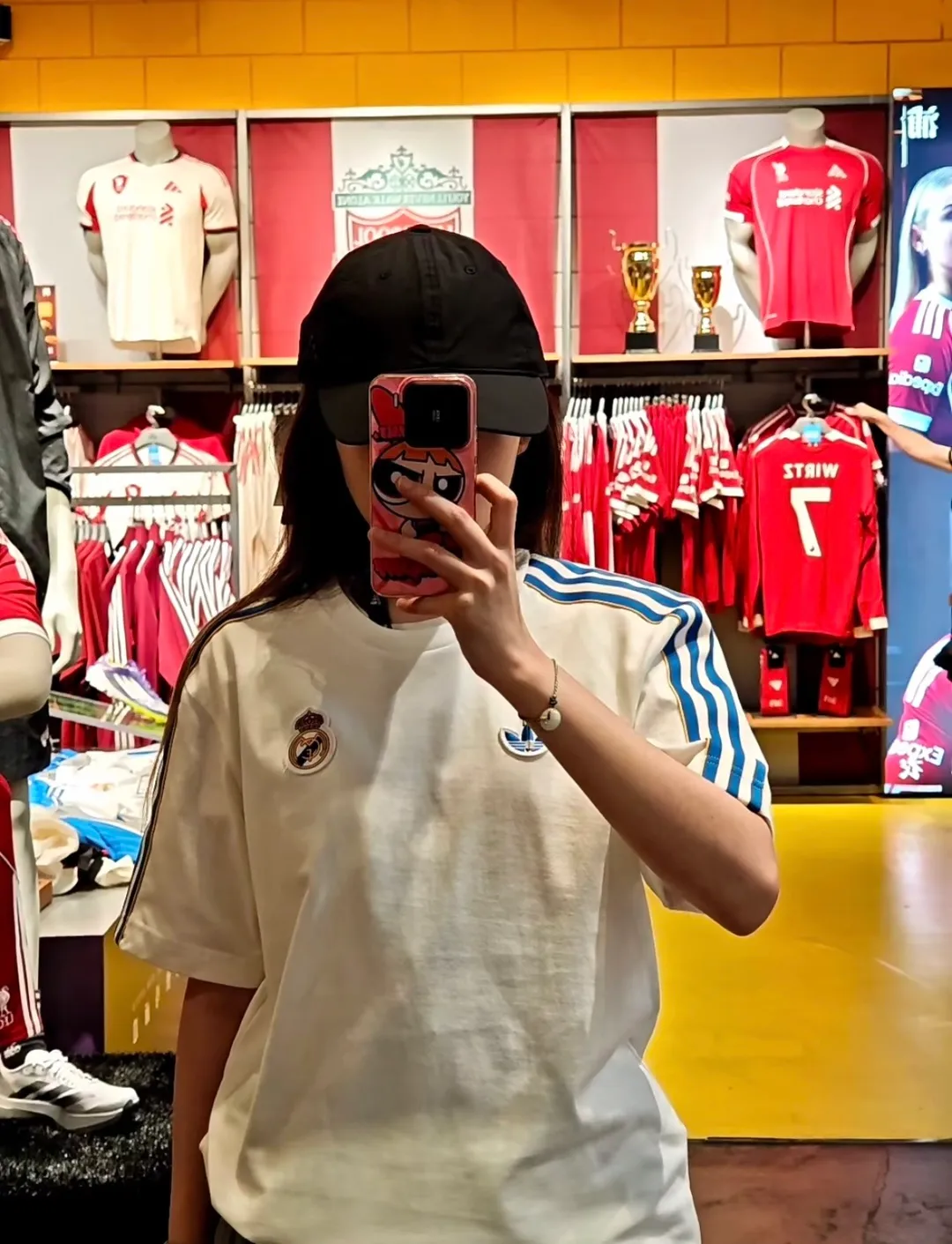 No watermark upper body renderings 𝟬𝟱𝟯𝟰𝟬#Exclusive real shot/difference between various stolen pictures and online version on the market [𝗔𝗗𝗜𝗗𝗔𝗦 Adidas Trefoil co-branded football round neck couple Same Style short-sleeved/𝗧 shirt] original order Liverpool Football Club co-branded Versatile is not picky. ✅Full set of 1:1 customized accessories ➕Customized three-label ➕𝗬𝘂𝗮𝗻 version hang tag ➕𝗹𝗼𝗴𝗼 packaging bag🔥 ➕Scan the tag to enter the official website. ✅Top Original version, ins Xiaohongshu Dewu Kuaishou and many bloggers wear it. ❤️Studio model 175/150 wears size L. It is loose and skin-friendly. Breathable. It is super comfortable for daily wear. The clover logo on the chest is very recognizable. 3D three-dimensional tailoring. The upper body is crisp and stylish. The version is loose. It covers the flesh and makes you slim. Perfectly modify the figure. The full set of accessories is customized in a one-to-one mold, striving for excellence. Good Quality is never just talk! Color; White Apricot Black Size; S M L XL XXL